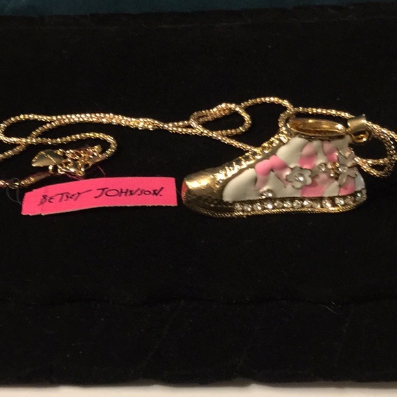 Betsy Johnson necklace - Picture 7 of 7